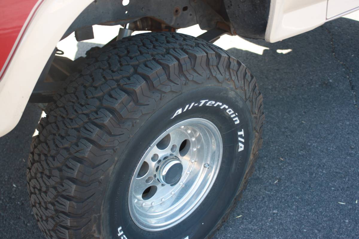 Ford-bronco-4x4-1985-red-14