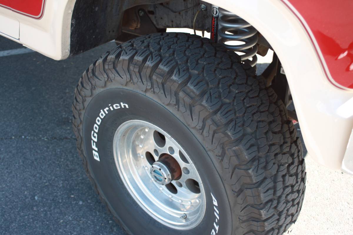 Ford-bronco-4x4-1985-red-15