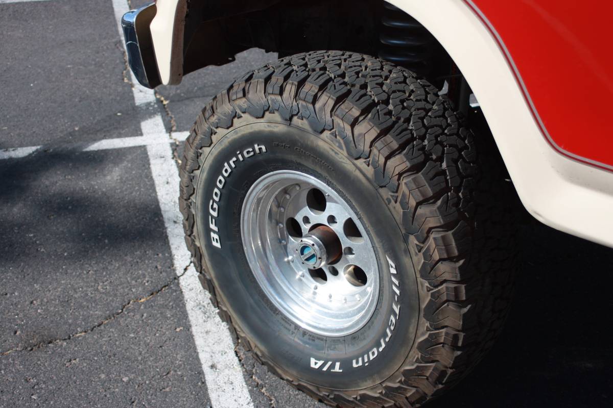 Ford-bronco-4x4-1985-red-16