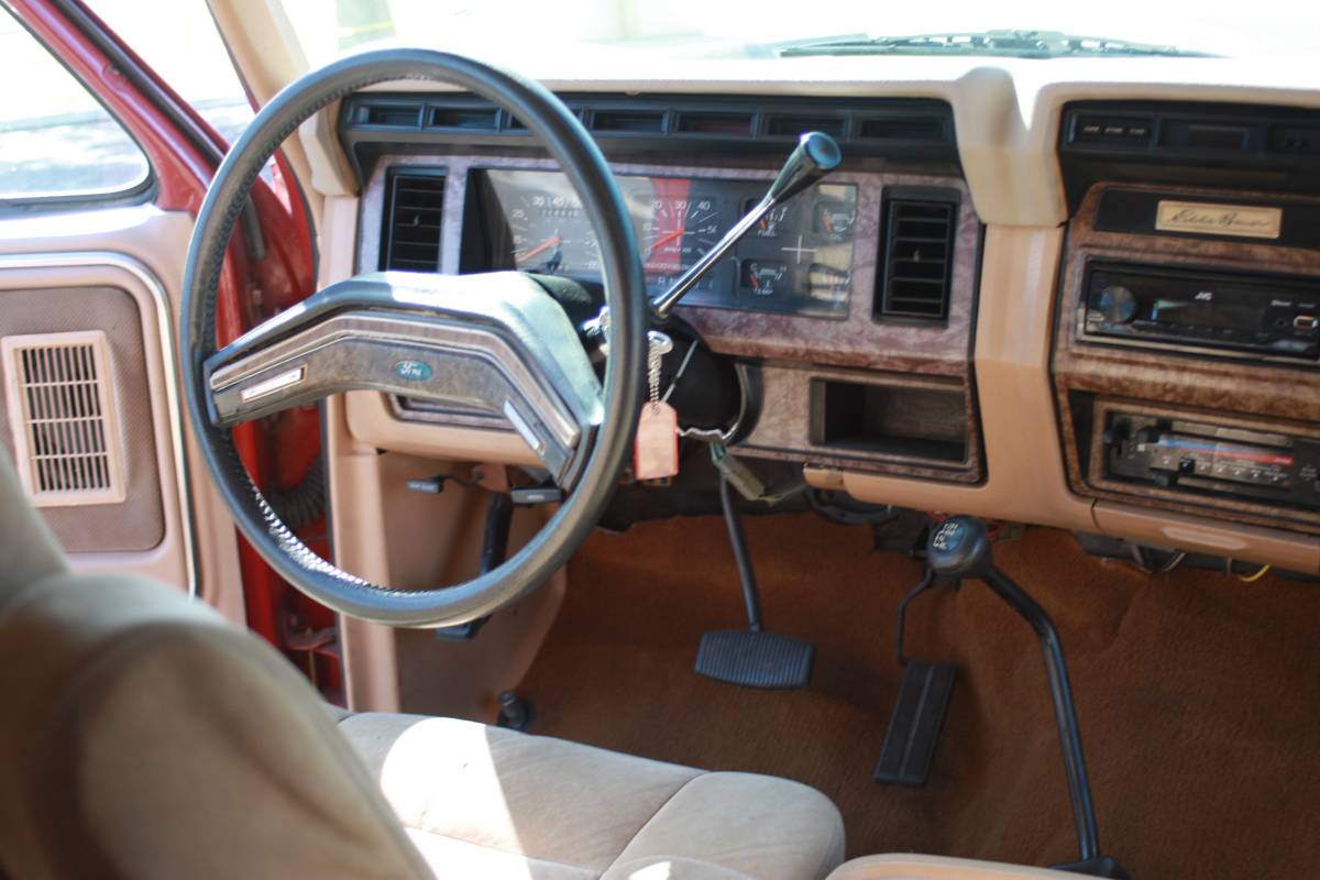 Ford-bronco-4x4-1985-red-7