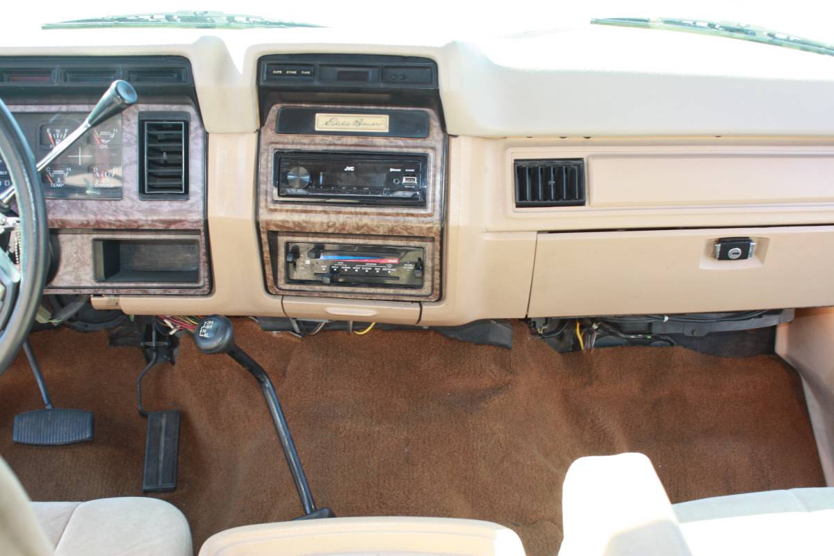 Ford-bronco-4x4-1985-red-8