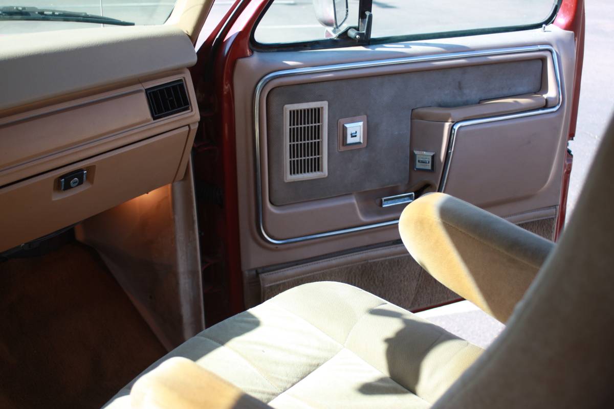 Ford-bronco-4x4-1985-red-9