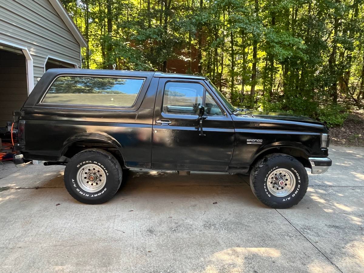 Ford-bronco-4x4-1990-black-1