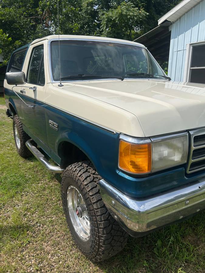 Ford-bronco-coustom-1989-blue-1