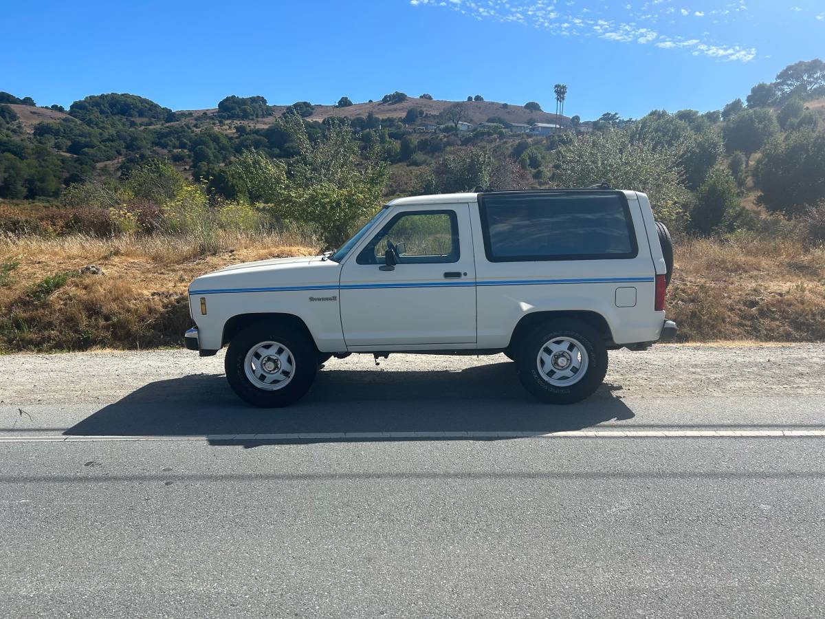 Ford-bronco-ii-1987-white-3