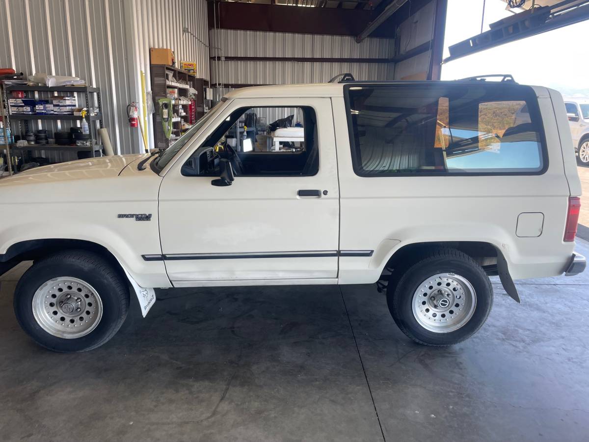 Ford-bronco-ii-1991-white-1