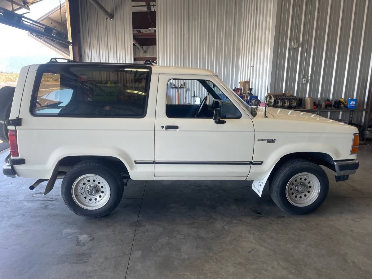 Ford-bronco-ii-1991-white-3