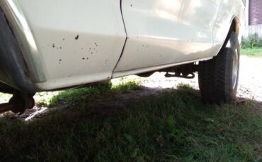 Ford-bronco-xlt-1979-white-2