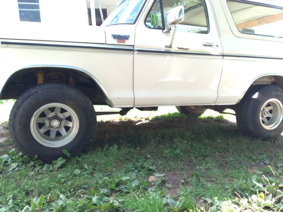 Ford-bronco-xlt-1979-white