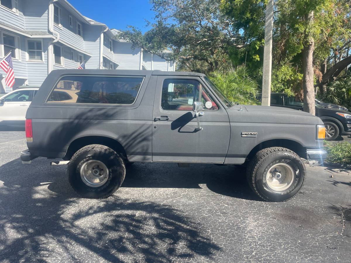 Ford-bronco-xlt-1989-grey-1