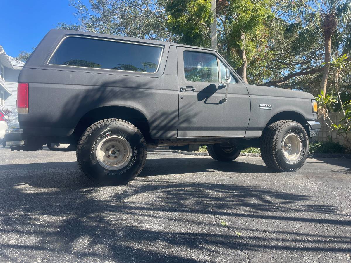 Ford-bronco-xlt-1989-grey-2