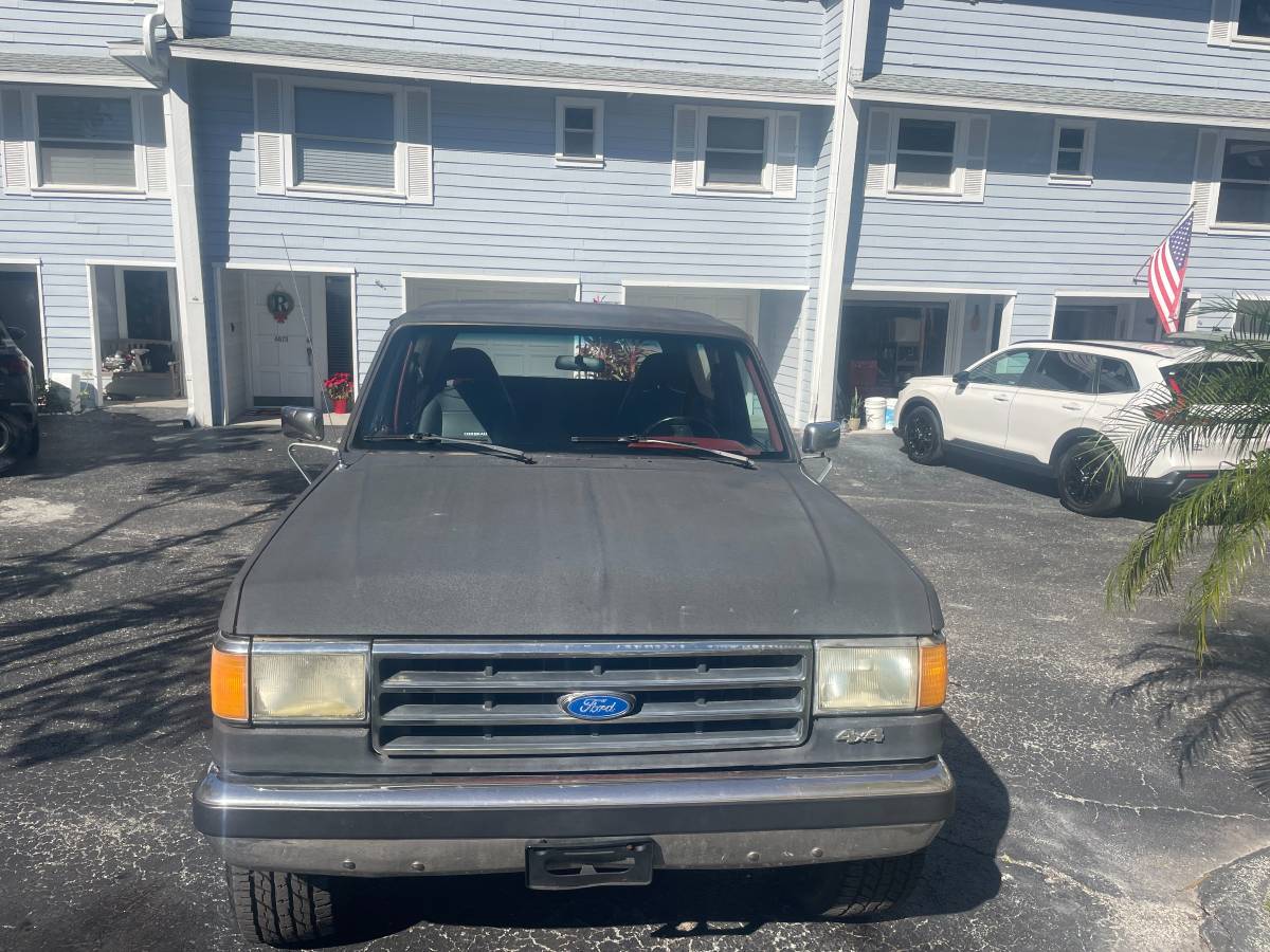 Ford-bronco-xlt-1989-grey-3