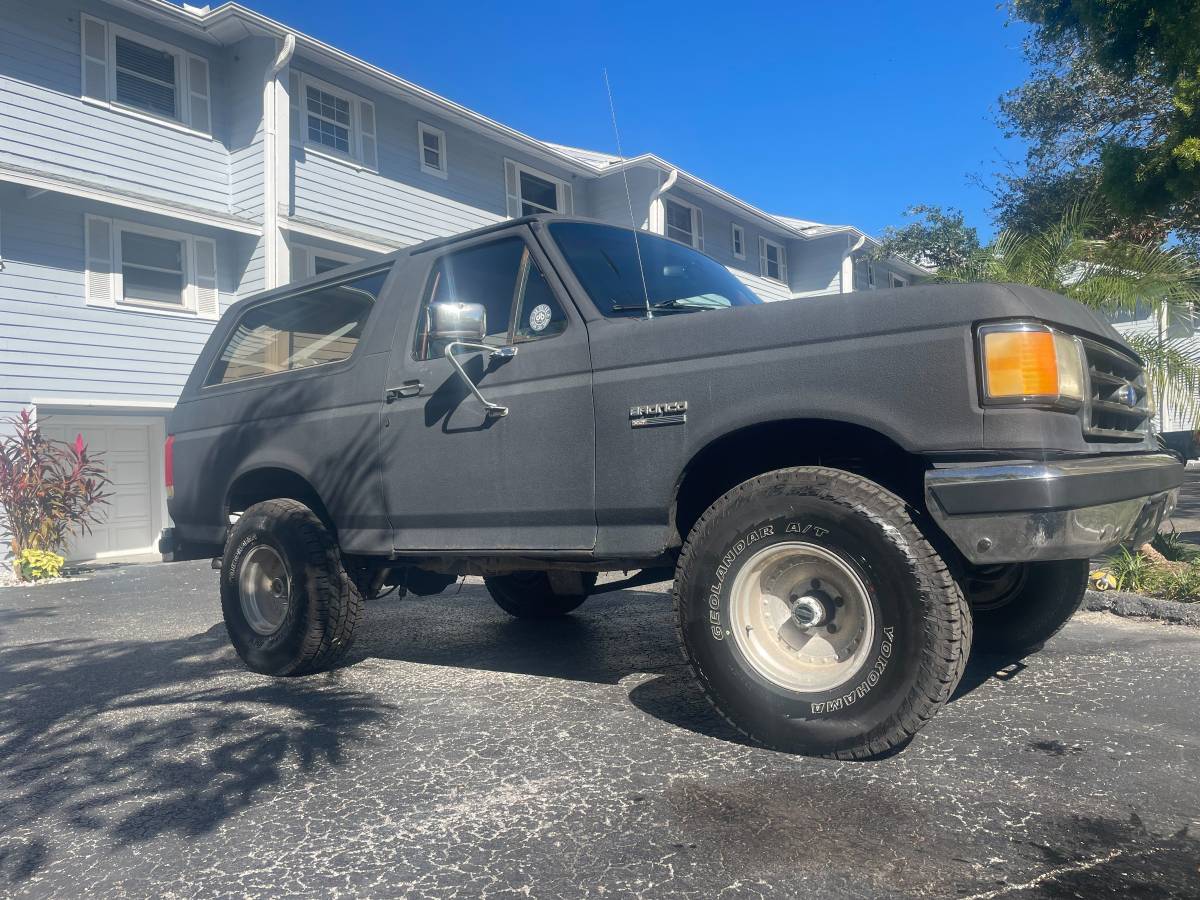 Ford-bronco-xlt-1989-grey