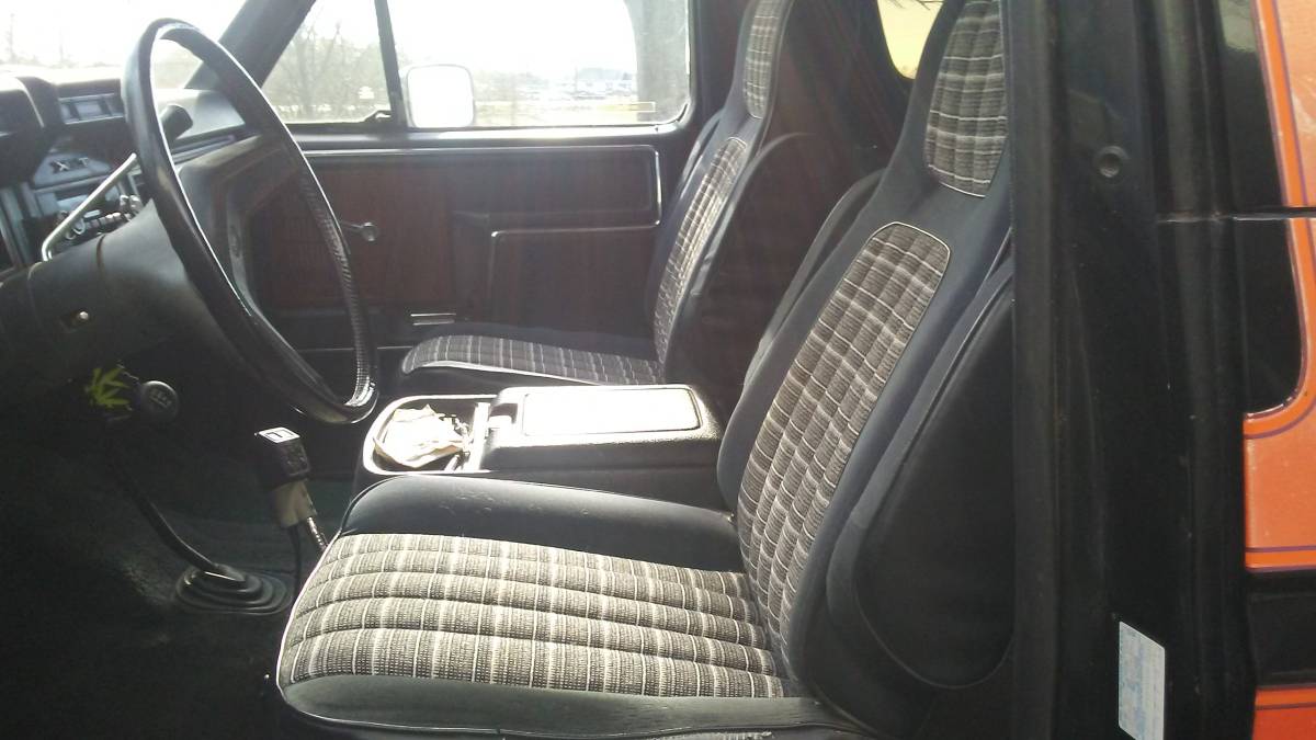 Ford-bronco-xlt-4x4-1983-black-2