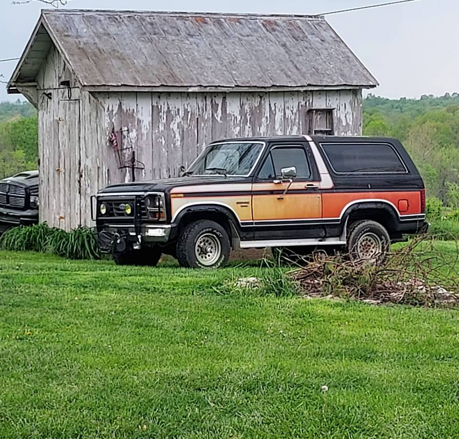 Ford-bronco-xlt-4x4-1983-black-8