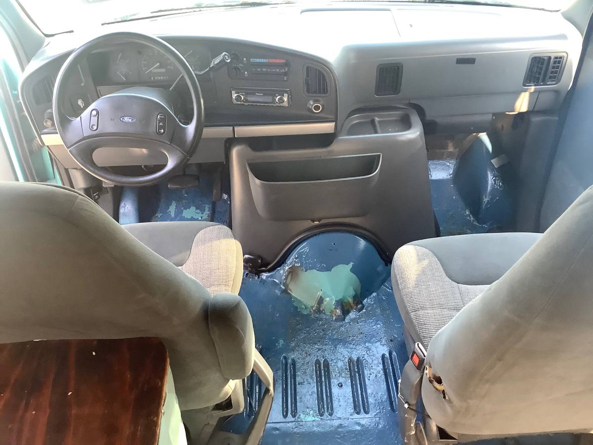 Ford-club-wagon-1994-green-5