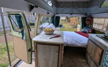 Ford-club-wagon-camper-van-1970-green-13