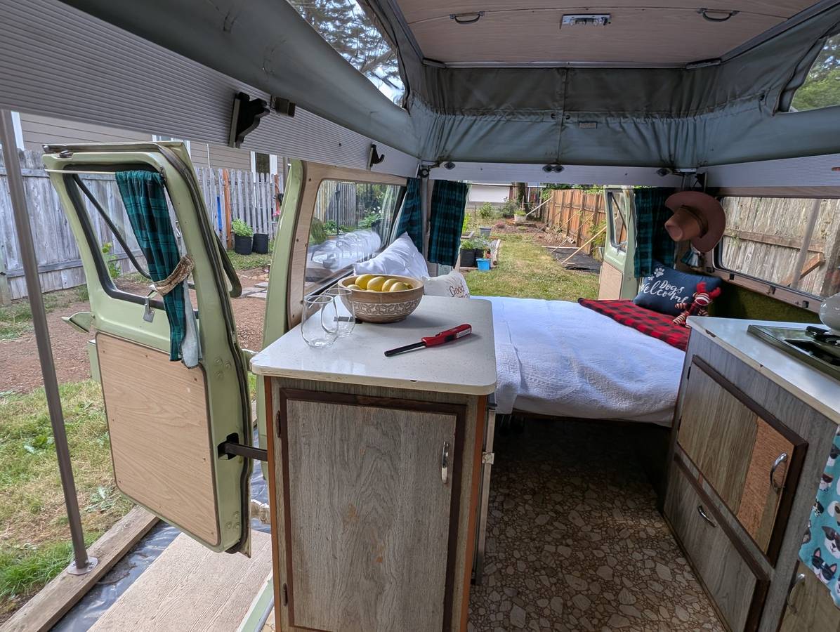 Ford-club-wagon-camper-van-1970-green-13