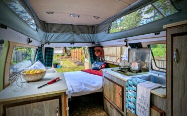 Ford-club-wagon-camper-van-1970-green-14