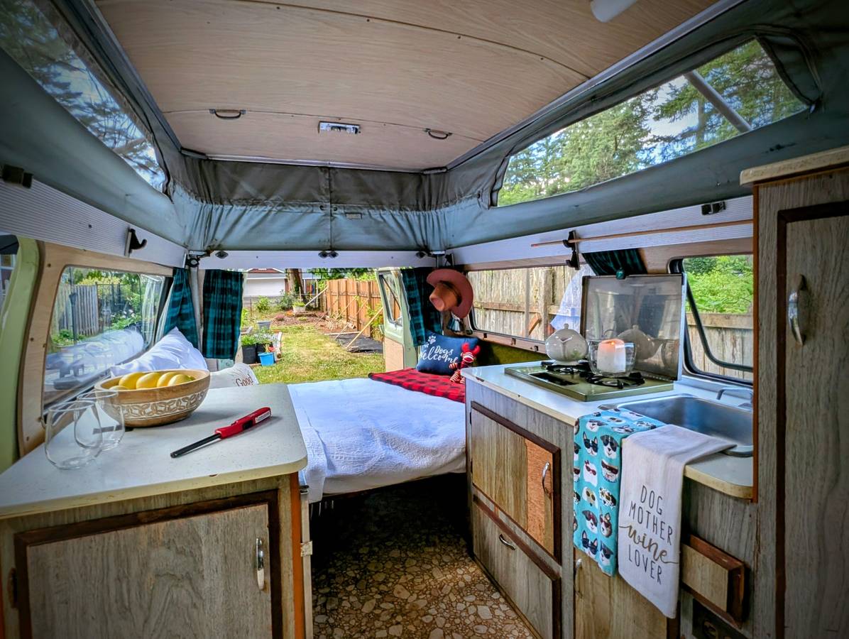 Ford-club-wagon-camper-van-1970-green-14