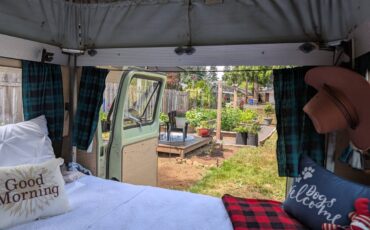 Ford-club-wagon-camper-van-1970-green-15