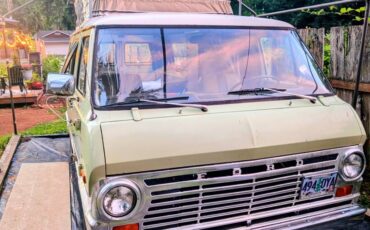 Ford-club-wagon-camper-van-1970-green-16