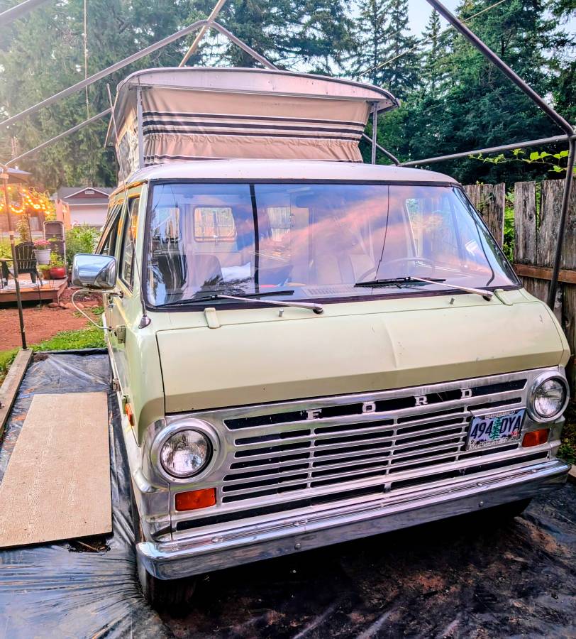 Ford-club-wagon-camper-van-1970-green-16
