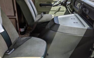 Ford-club-wagon-camper-van-1970-green-2