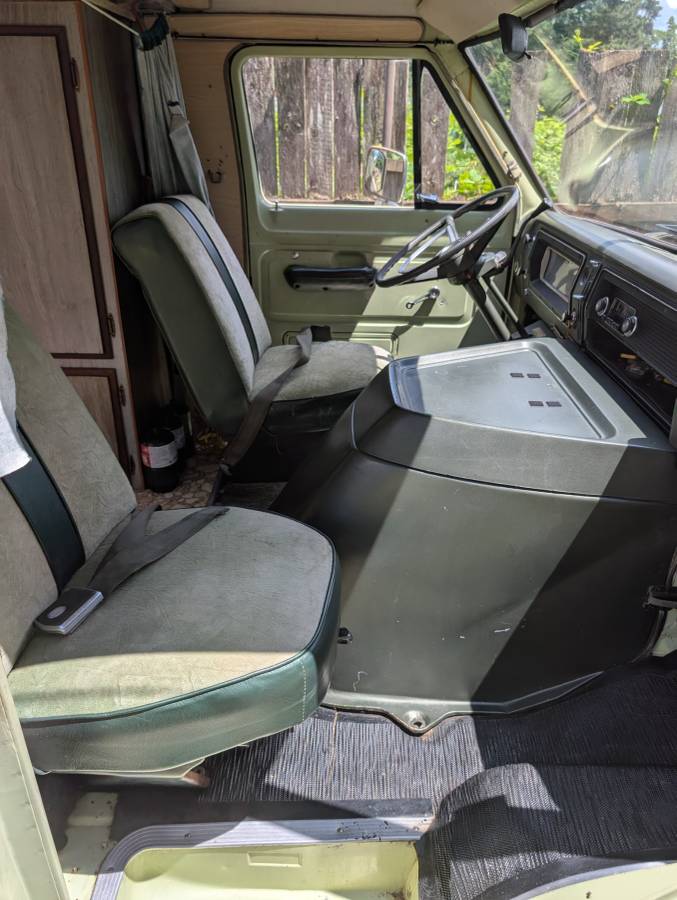 Ford-club-wagon-camper-van-1970-green-2