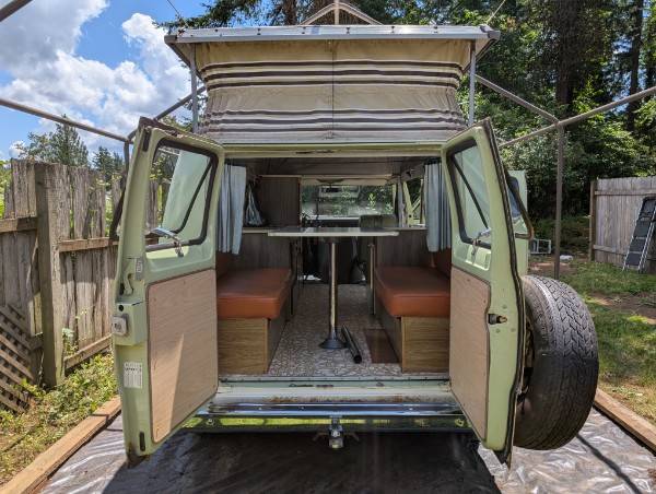 Ford-club-wagon-camper-van-1970-green-4