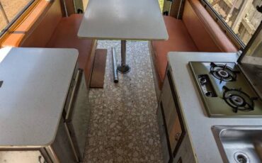 Ford-club-wagon-camper-van-1970-green-5