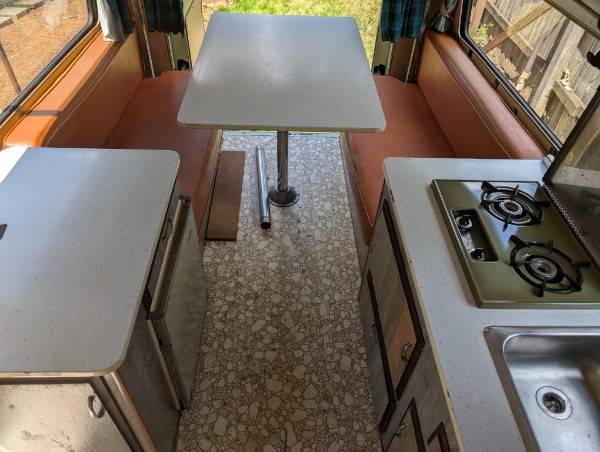 Ford-club-wagon-camper-van-1970-green-5