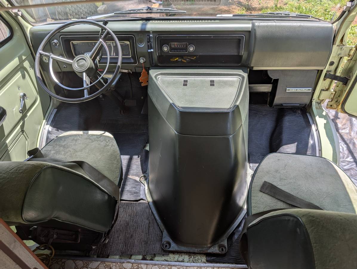 Ford-club-wagon-camper-van-1970-green-6