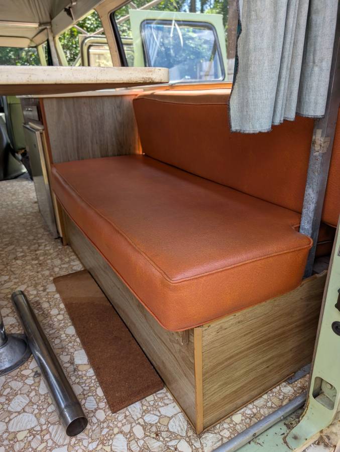 Ford-club-wagon-camper-van-1970-green-7