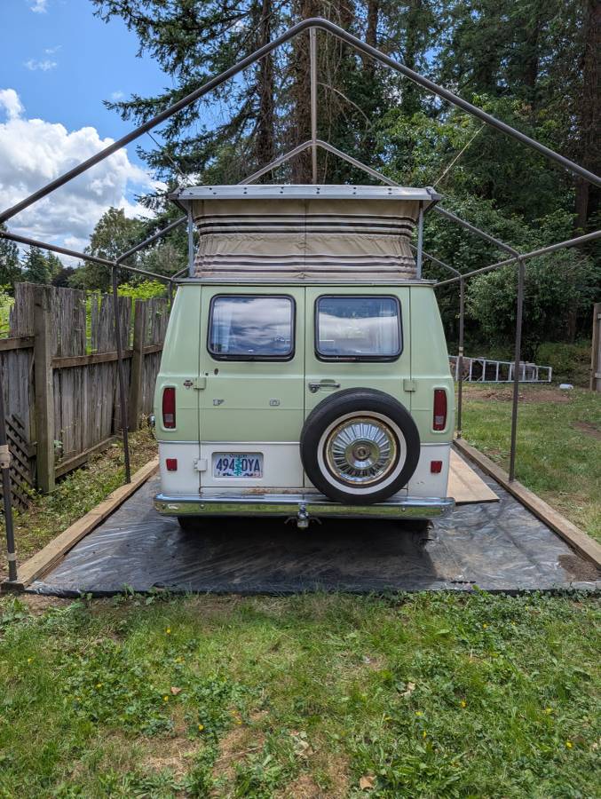 Ford-club-wagon-camper-van-1970-green-8