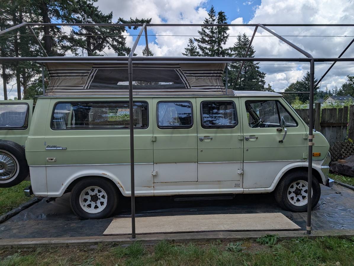 Ford-club-wagon-camper-van-1970-green-9