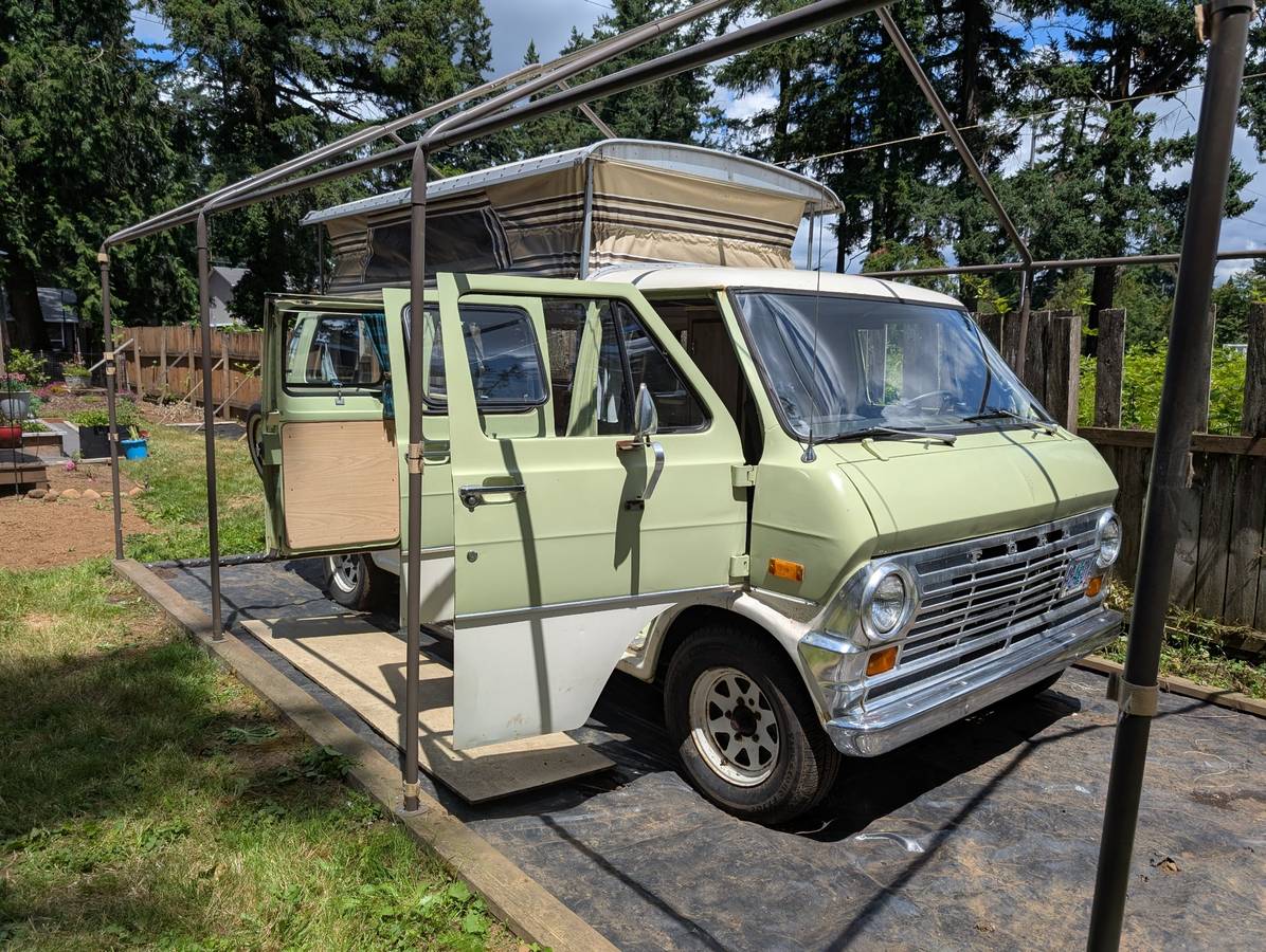 Ford-club-wagon-camper-van-1970-green