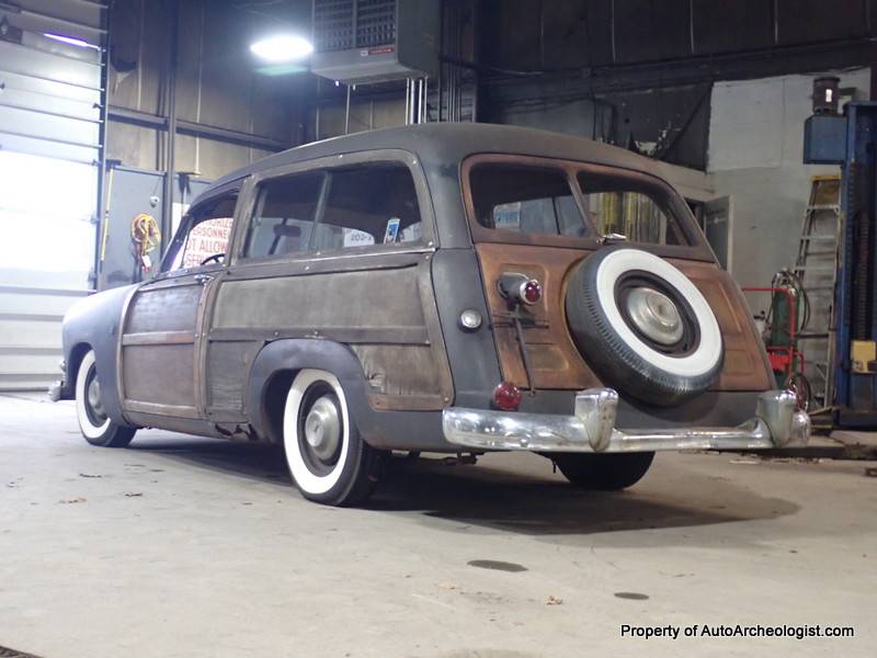 Ford-country-squire-wagon-1951-black