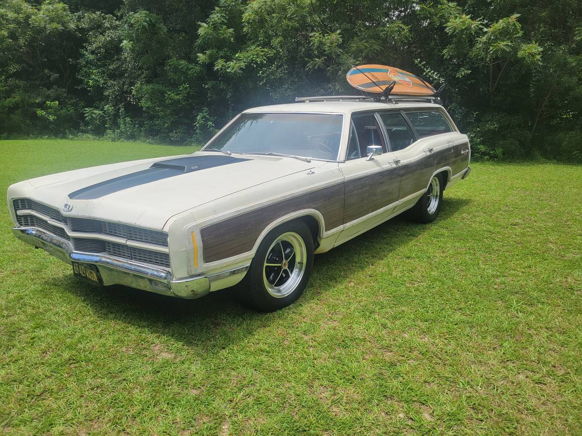 Ford-country-squire-wagon-1969