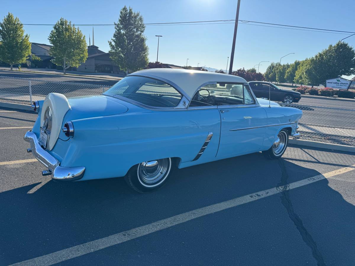 Ford-crest-line-victoria-1953-blue-1