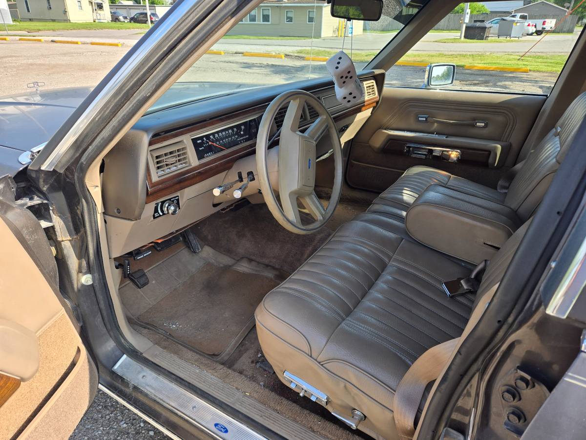 Ford-crown-vic-1988-grey-3