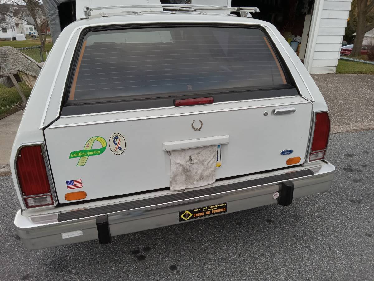 Ford-crown-victoria-1986-white-2