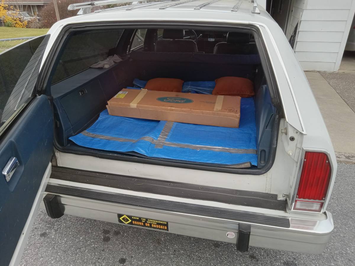 Ford-crown-victoria-1986-white-3