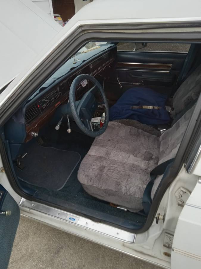 Ford-crown-victoria-1986-white-4