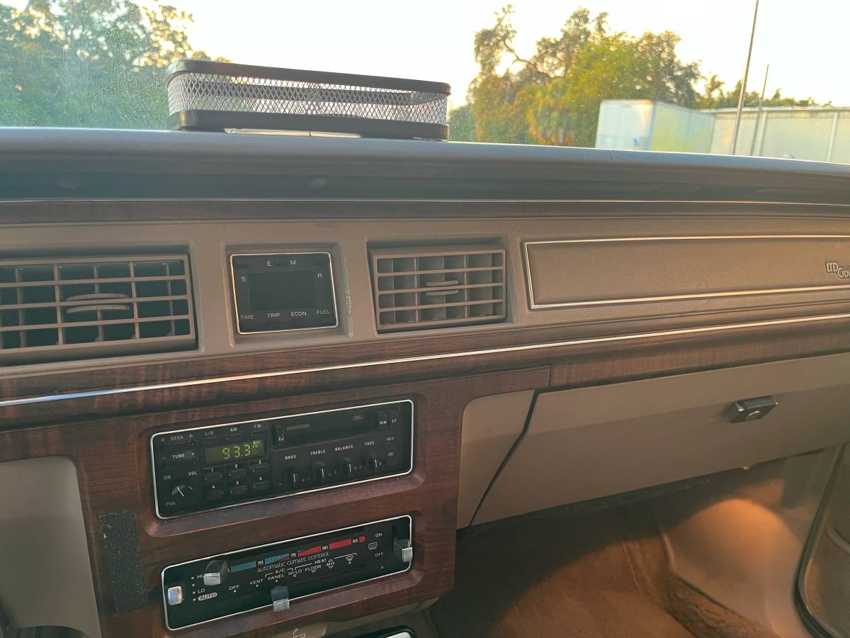 Ford-crown-victoria-1989-custom-10