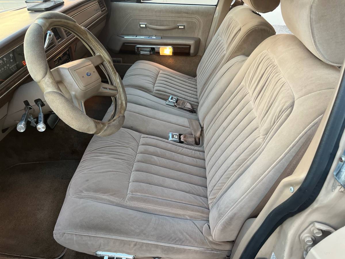 Ford-crown-victoria-1989-custom-13