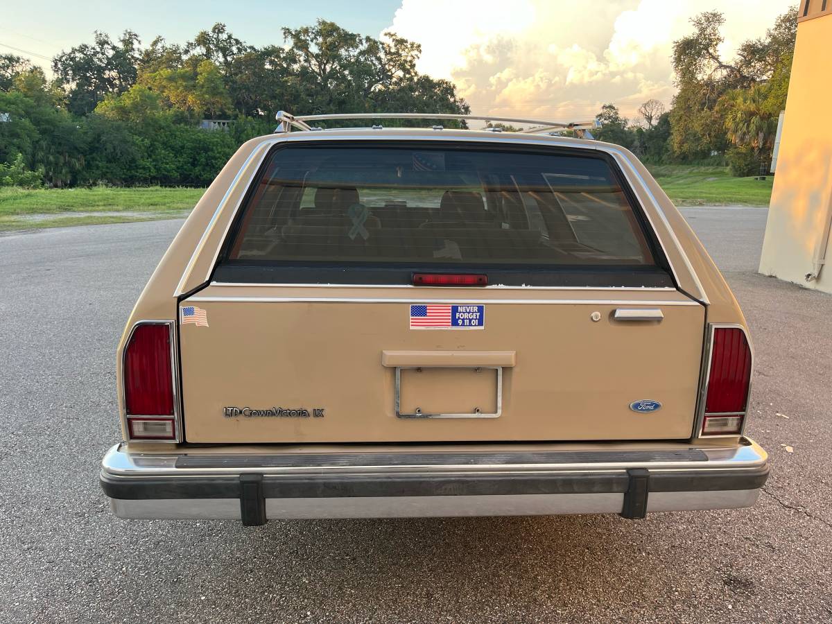 Ford-crown-victoria-1989-custom-2