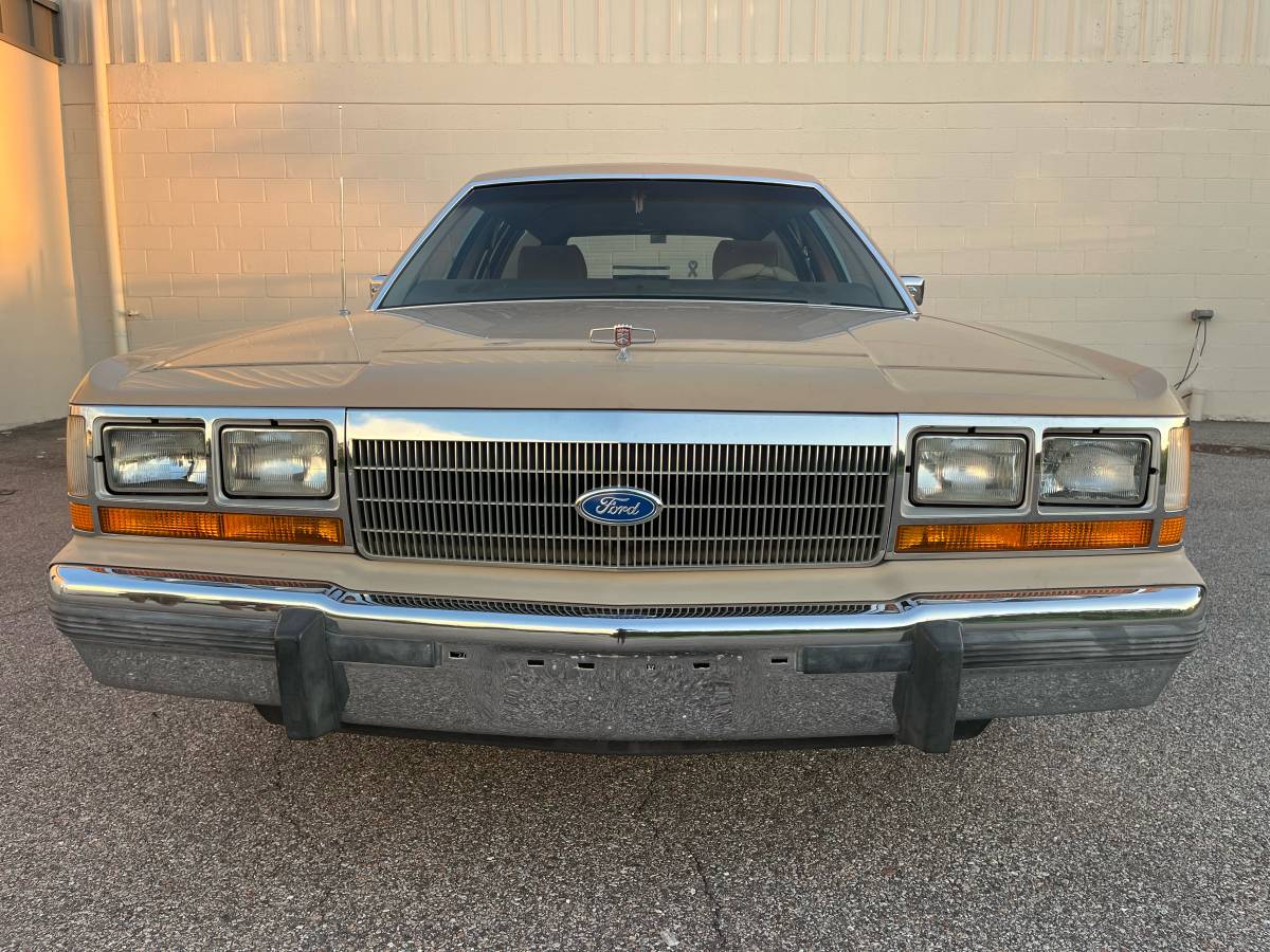 Ford-crown-victoria-1989-custom-6