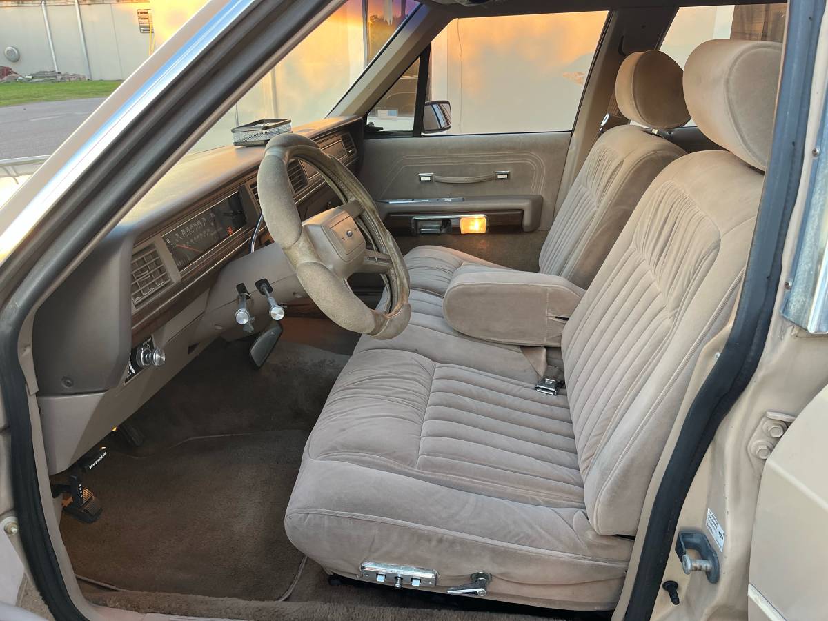 Ford-crown-victoria-1989-custom-7