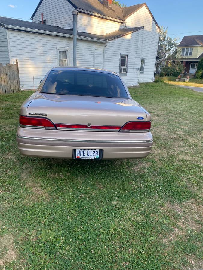 Ford-crown-victoria-1993-1